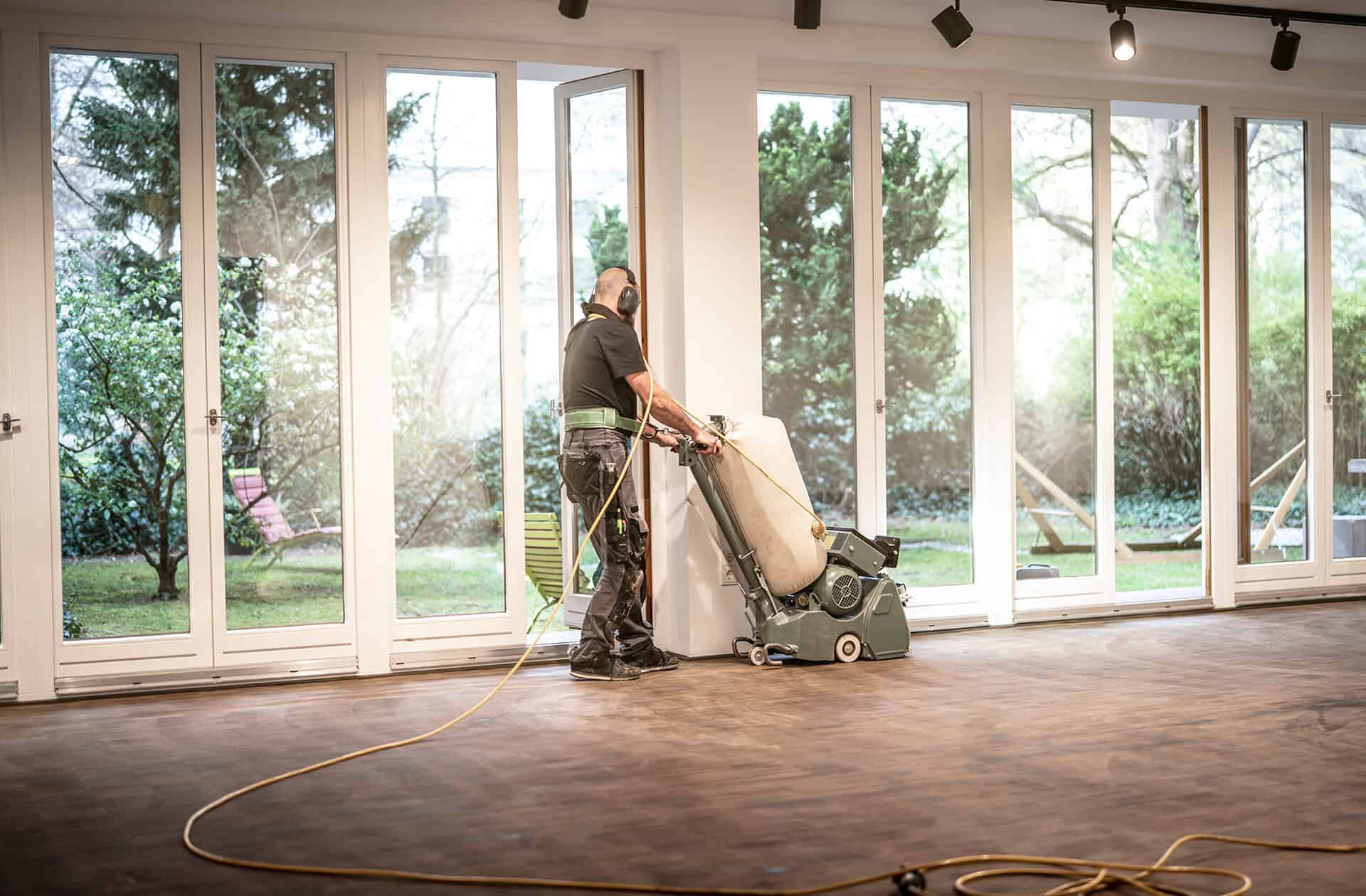 Houten vloer vóór renovatie