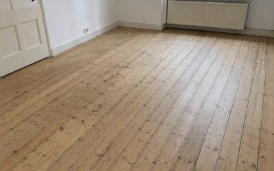 Vlekken op een houten vloer verwijderen: oorzaak en afwerking eerst