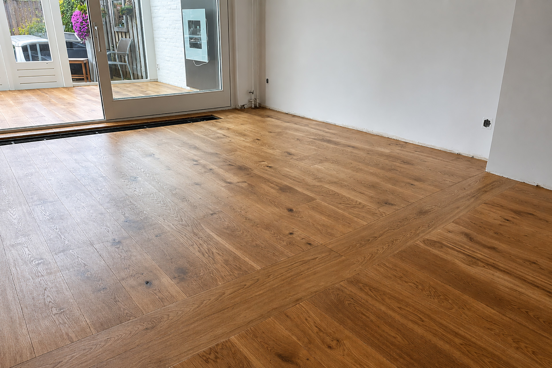 Samengestelde houten vloer na renovatie en afwerking