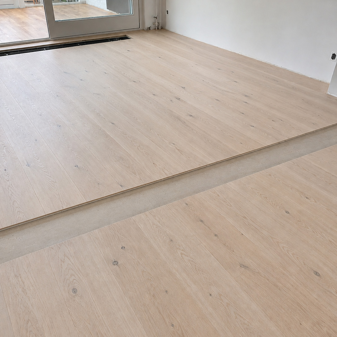 Houten vloer vóór renovatie en aanhelen