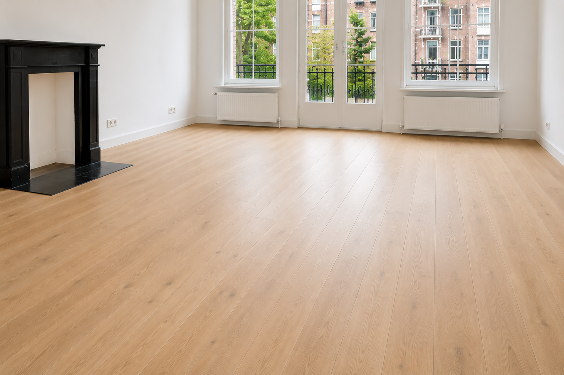Dezelfde eiken parketvloer in De Pijp, Amsterdam, na schuren en mat afwerken
