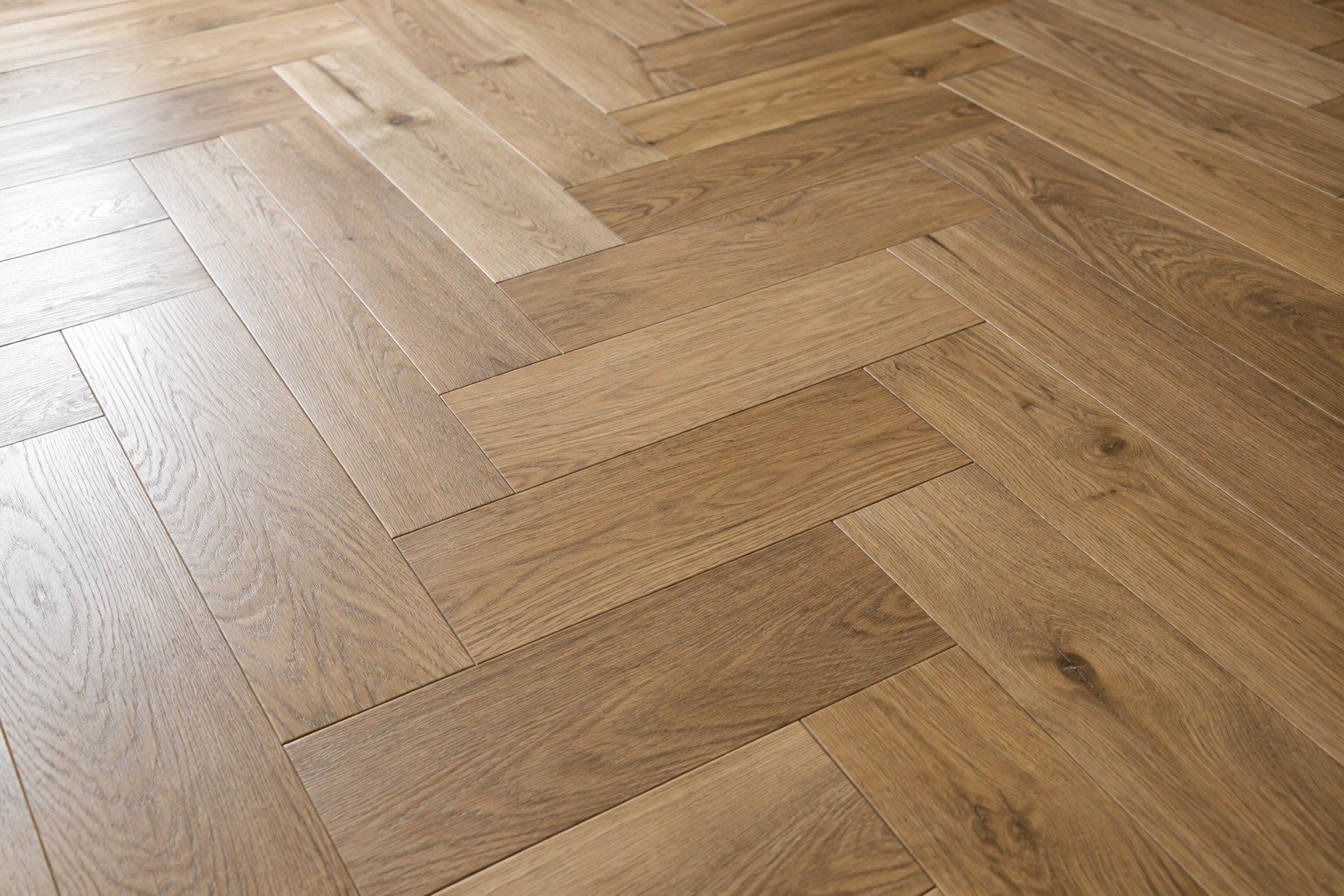Detail van professioneel geschuurde houten toplaag