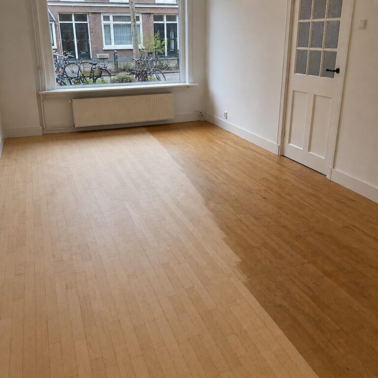 Houten vloer vóór renovatie in Utrecht Rivierenwijk