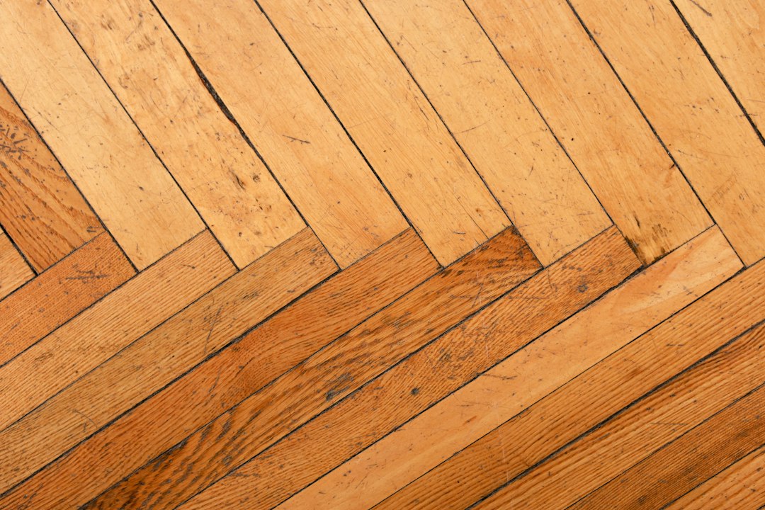 Houten parketvloer in een appartement, klaar voor renovatie