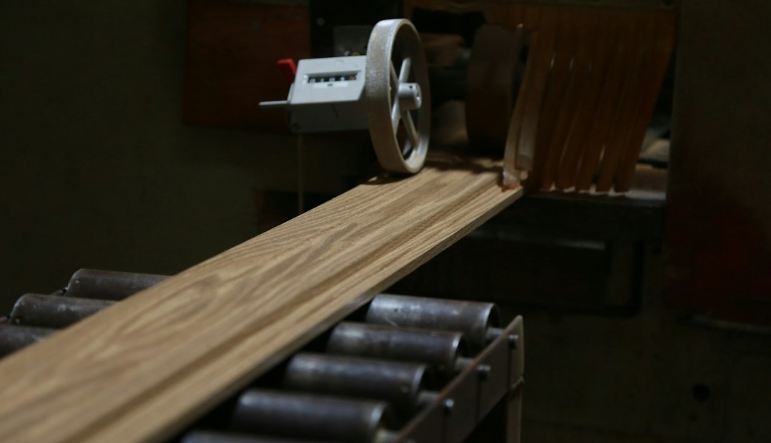Schuurmachine op een houten vloer tijdens het schuren